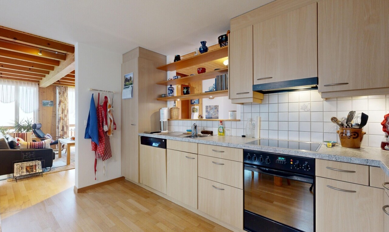 küche mit ofen, open shelves, offene regale, light countertops, und light brown cabinets