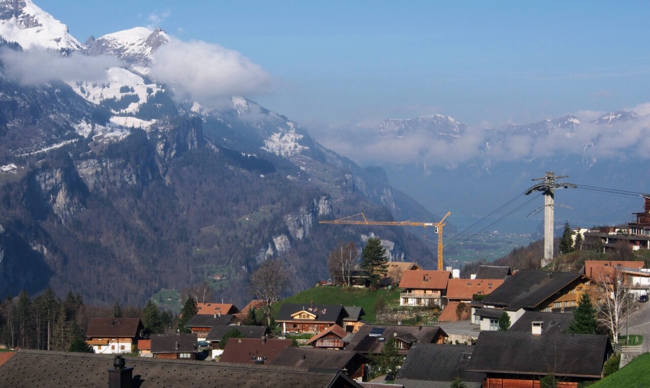 außenansicht mit blick auf die berge, mountain view, day time, wohngebietblick, und residential view
