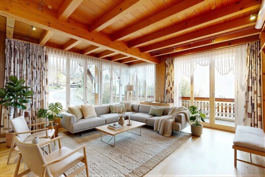 wohnzimmer mit inside property, balkendecke, beamed ceiling, natürliches licht, und natural light