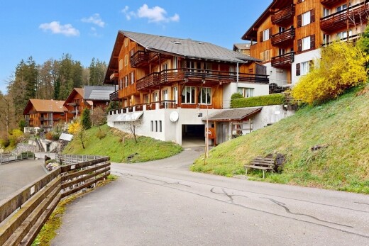 außenansicht mit balkon, day time, eingebaute garage, from community, und auffahrt