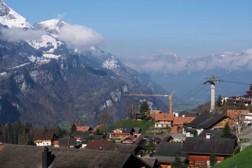 außenansicht mit blick auf die berge, mountain view, day time, wohngebietblick, und residential view