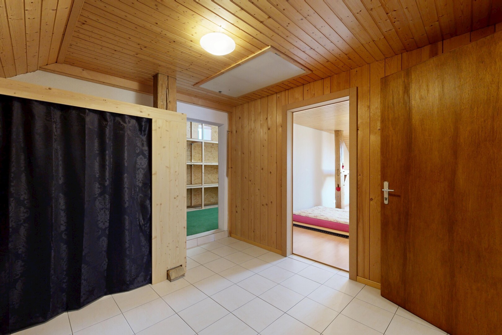 pièce vide avec plafond en bois, wood ceiling, inside property, lumière naturelle, et natural light