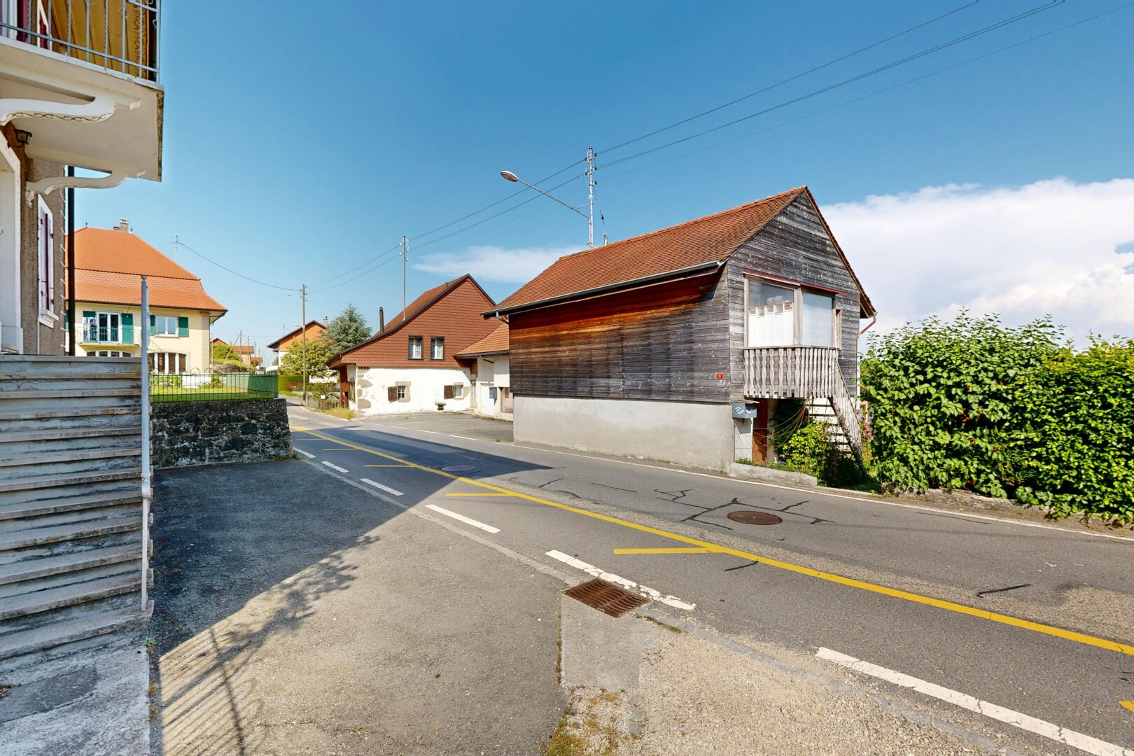 façade avec day time, power lines view, bardage horizontal, bardage en bois, et escaliers