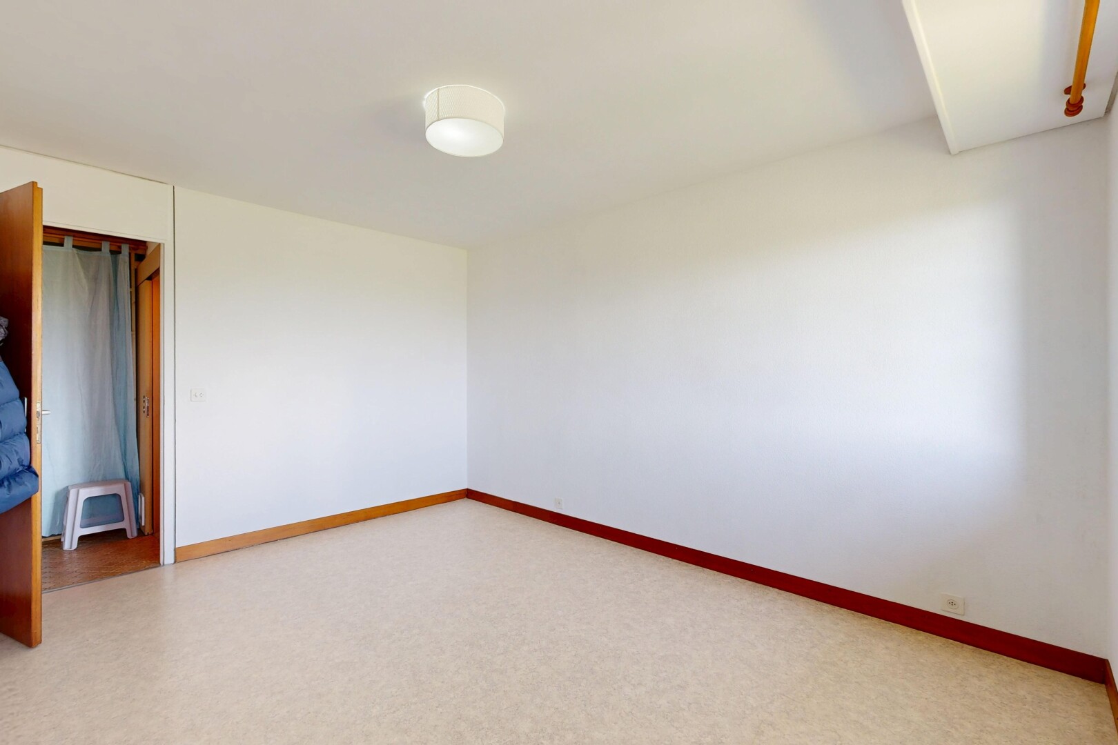 pièce vide avec cloison sèche, drywall, inside property, plinthes murales, et baseboards wall