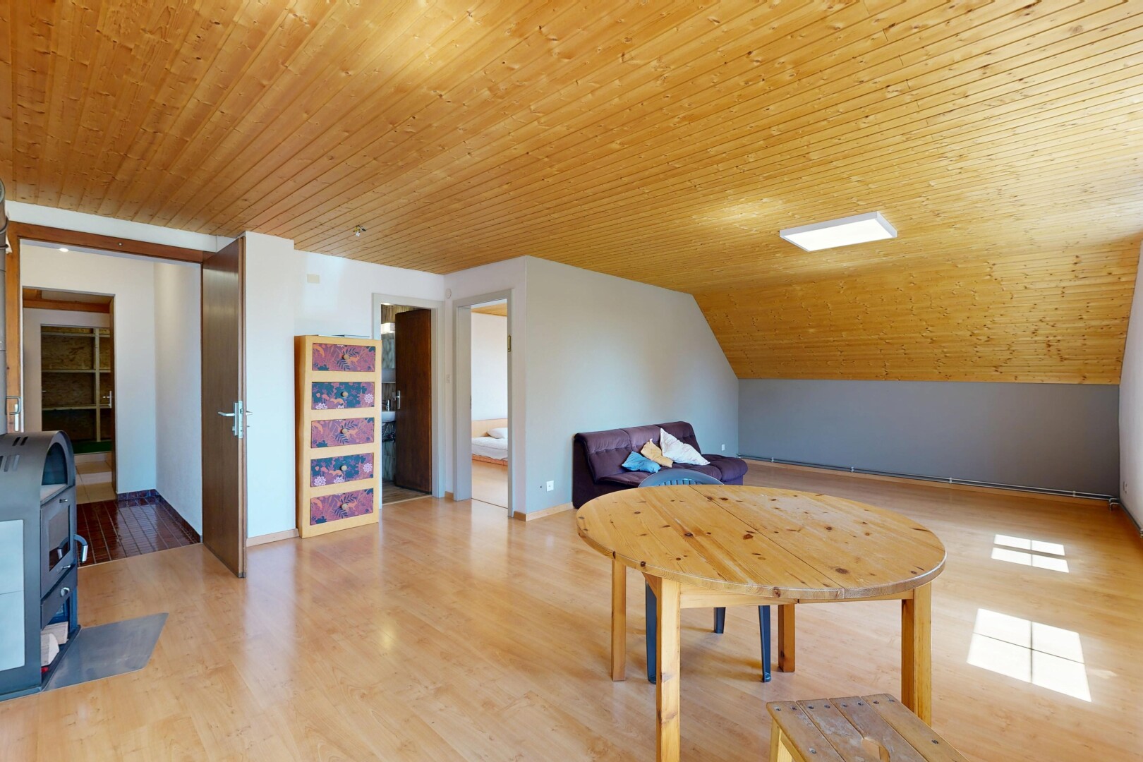 salon avec plafond bas, low ceiling, inside property, cloison sèche, et drywall