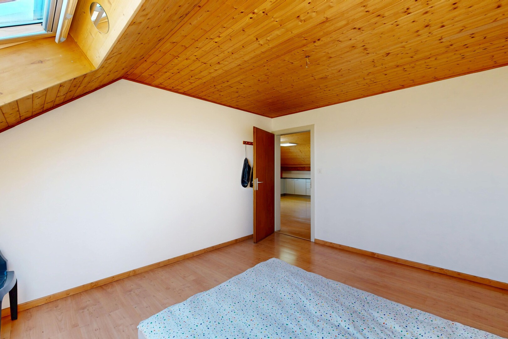 chambre avec plafond en bois, wood ceiling, sol en finition bois, wood finish floor, et light floor