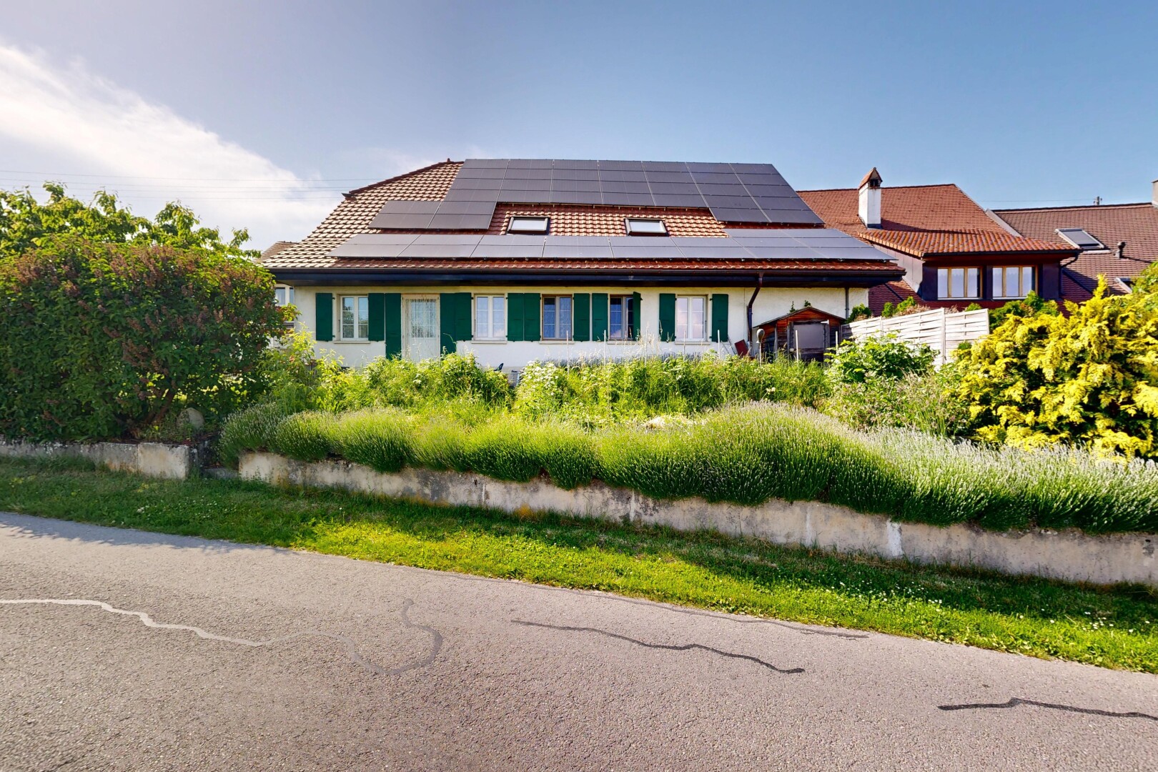 façade avec panneaux solaires, day time, property visible, et toit en tuiles