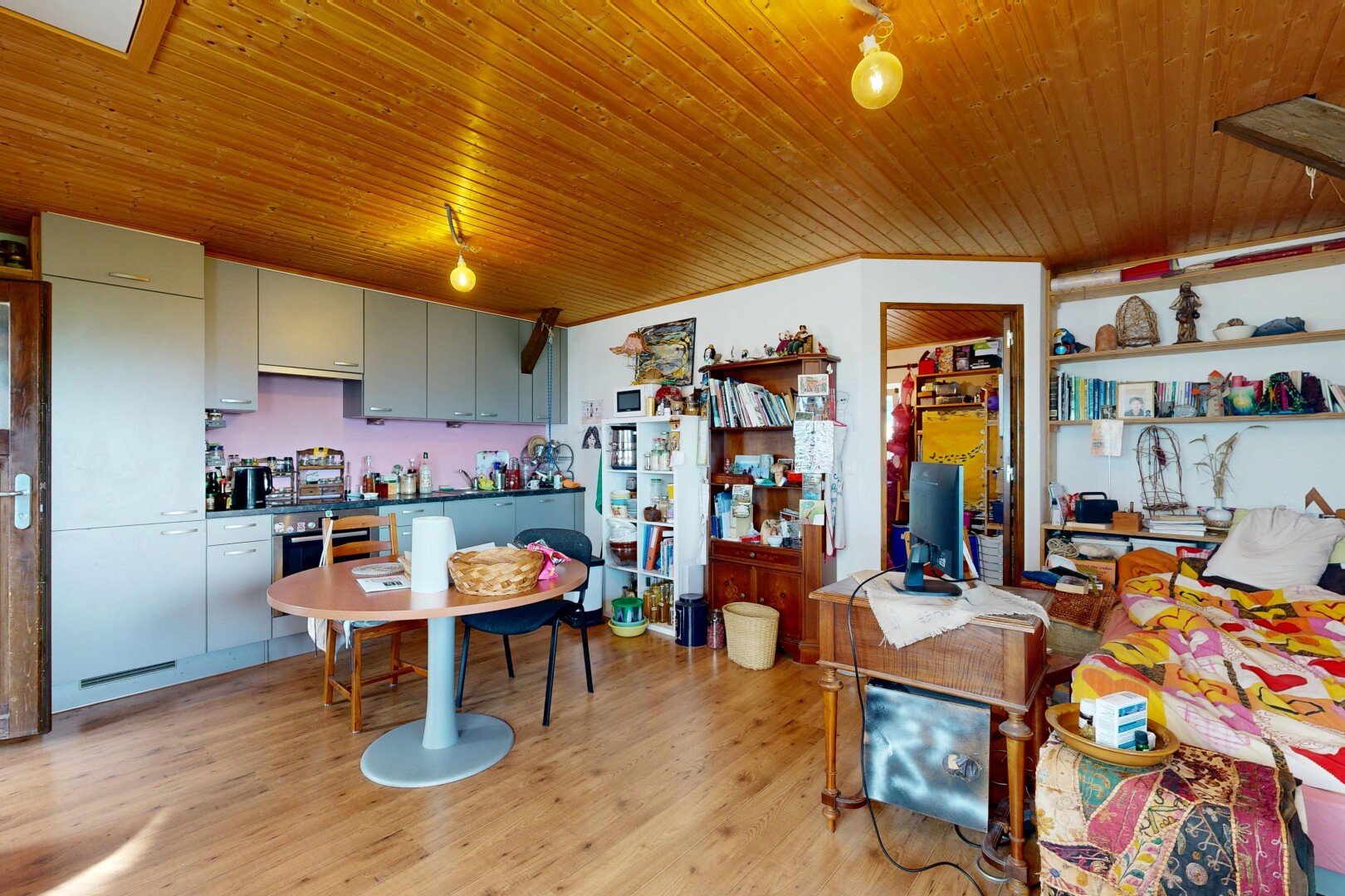 cuisine avec inside property, light floor, sol en finition bois, wood finish floor, et plafond en bois