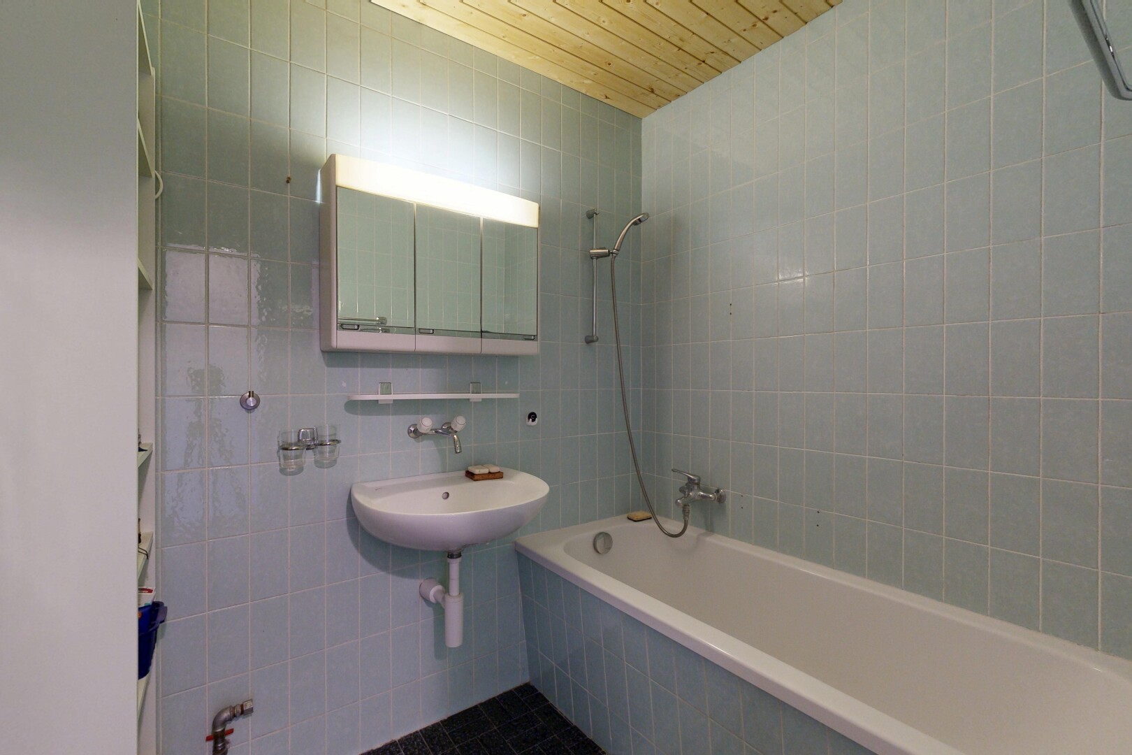 salle de bains avec mur en carrelage, tile wall, salle de bain complète, douche-bain combinés, et miroir