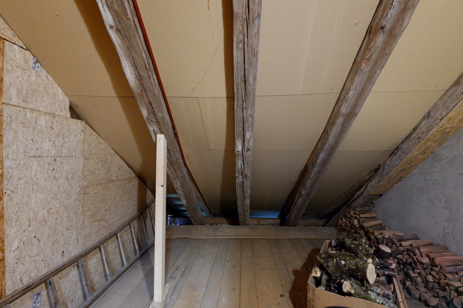 escaliers avec hardwood floor, wood finish floor, et sol en finition bois
