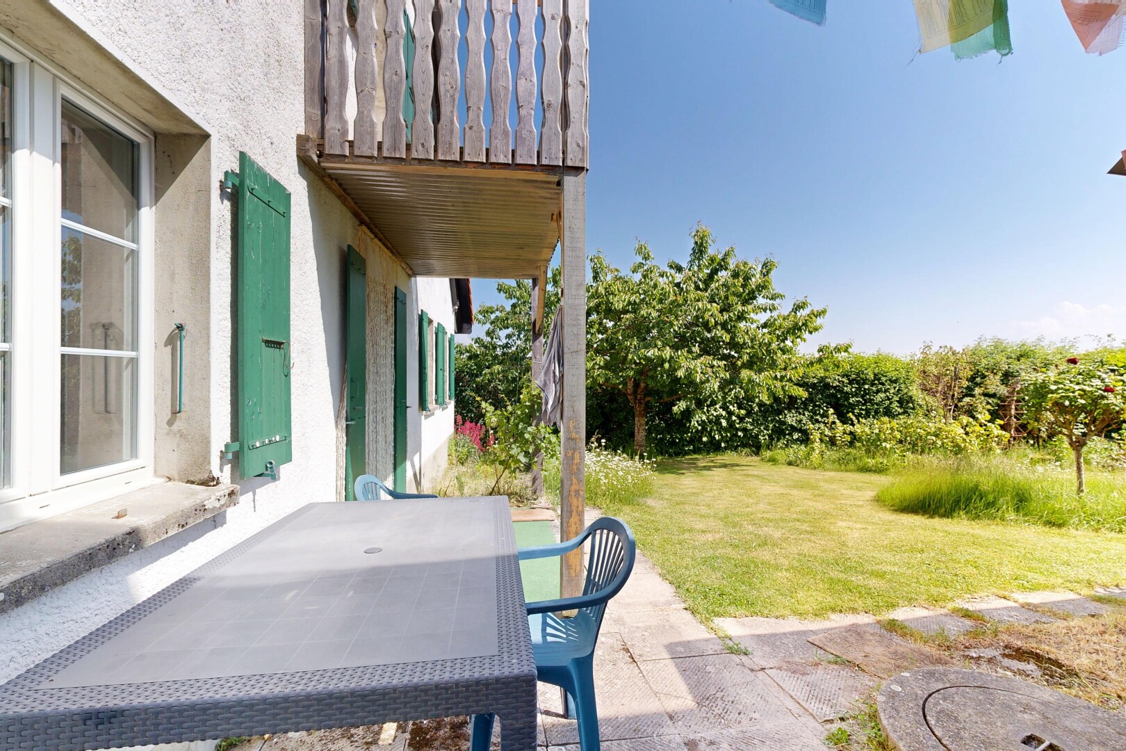 terrasse avec pelouse, from property, terrasse, et day time