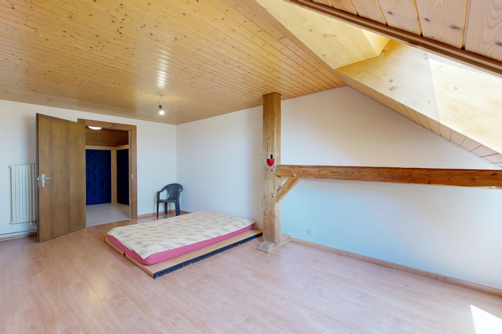 chambre avec wood ceiling, plafond en bois, wood finish floor, sol en finition bois, et drywall
