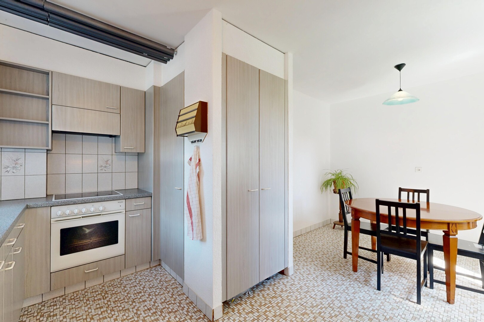 cuisine avec étagères ouvertes, open shelves, four, dosseret, et backsplash