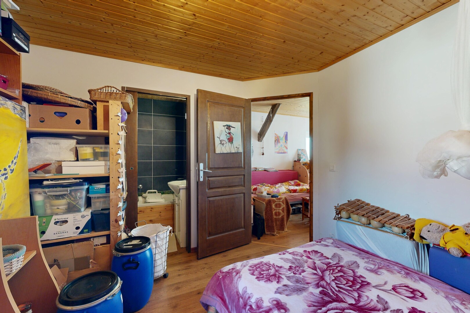 chambre avec inside property, sol en finition bois, wood finish floor, cloison sèche, et drywall