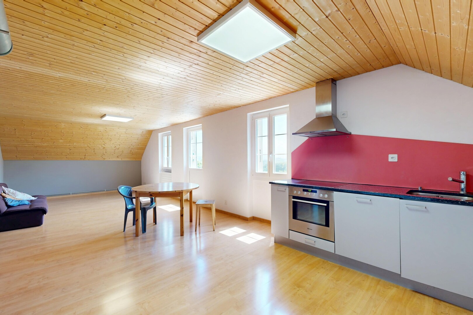 cuisine avec vaulted ceiling, plafond voûté, dark countertops, plans de travail, et hotte