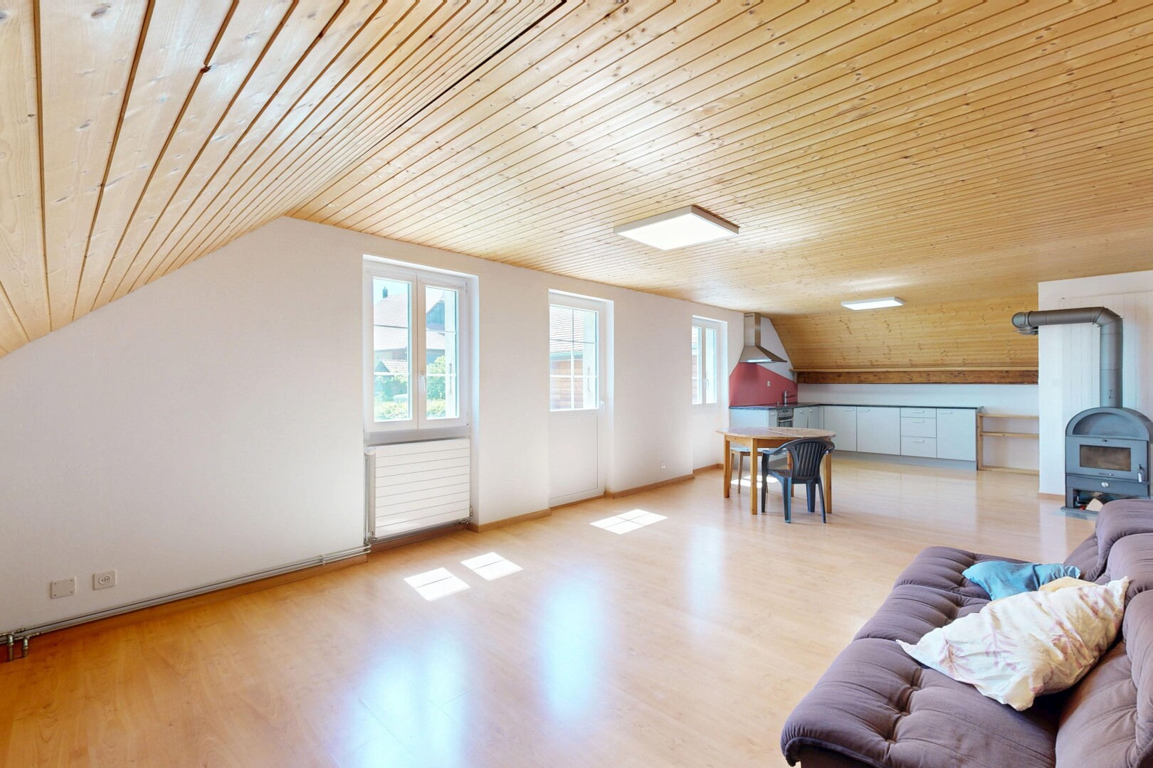 salon / salle à manger avec plafond voûté, vaulted ceiling, plafond en bois, wood ceiling, et inside property