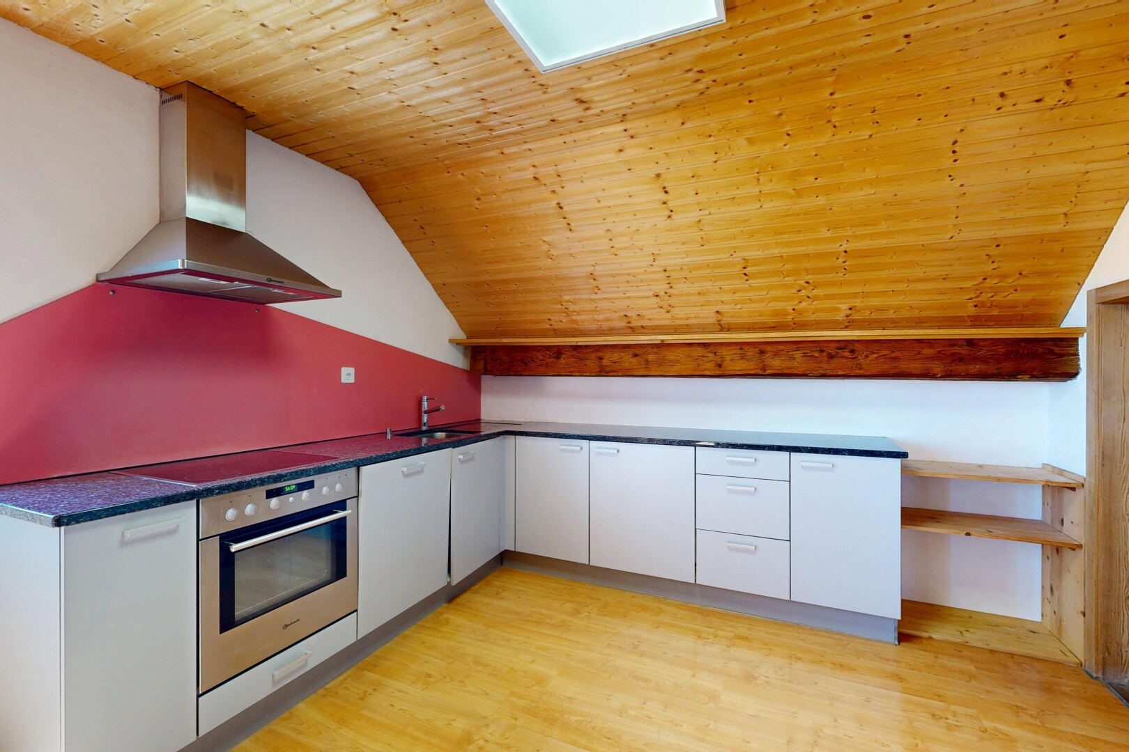 cuisine avec hotte, four, plans de travail, dark countertops, et plafond en bois