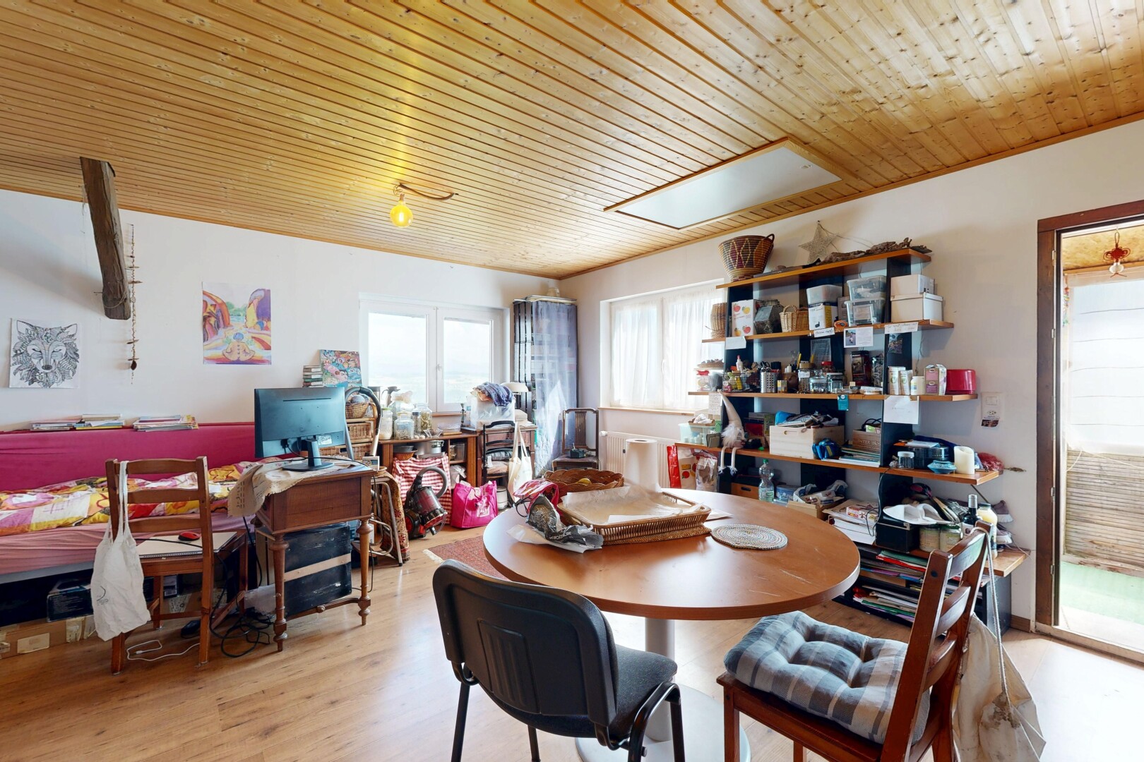 salle à manger avec inside property, cloison sèche, drywall, lumière naturelle, et natural light