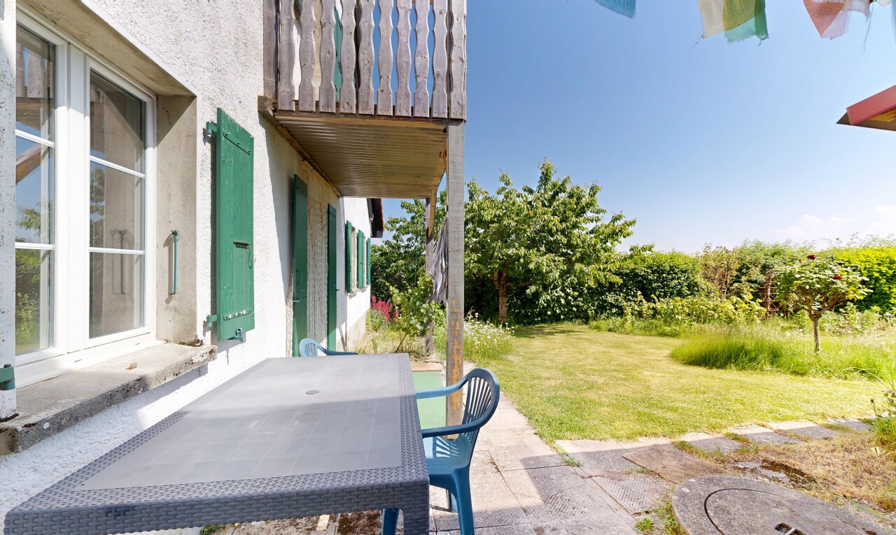 terrasse avec pelouse, from property, terrasse, et day time