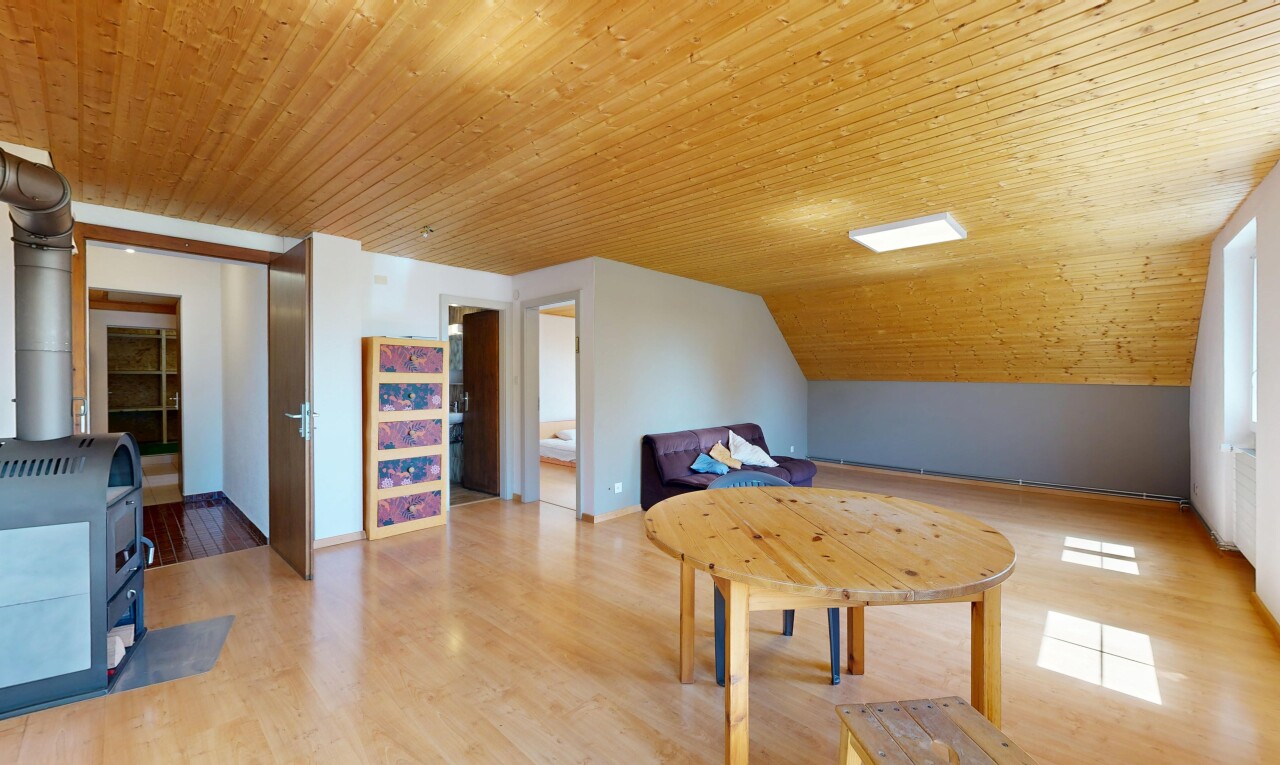 salon avec plafond bas, low ceiling, inside property, cloison sèche, et drywall