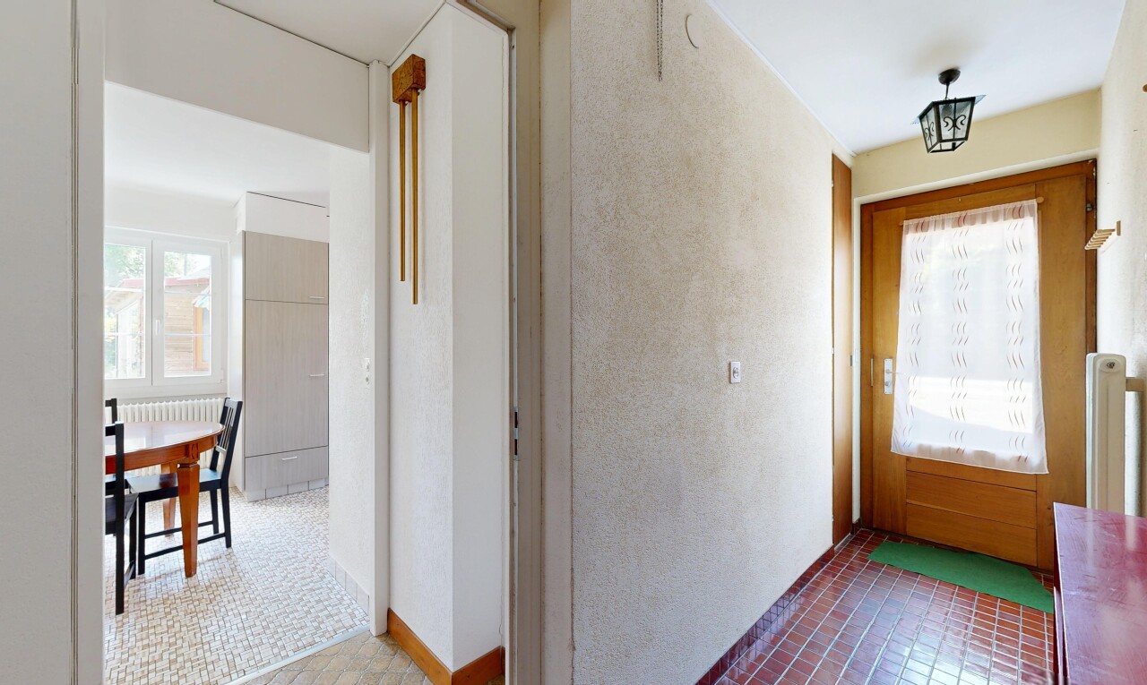 couloir avec lumière naturelle, natural light, inside property, mur texturé, et textured wall