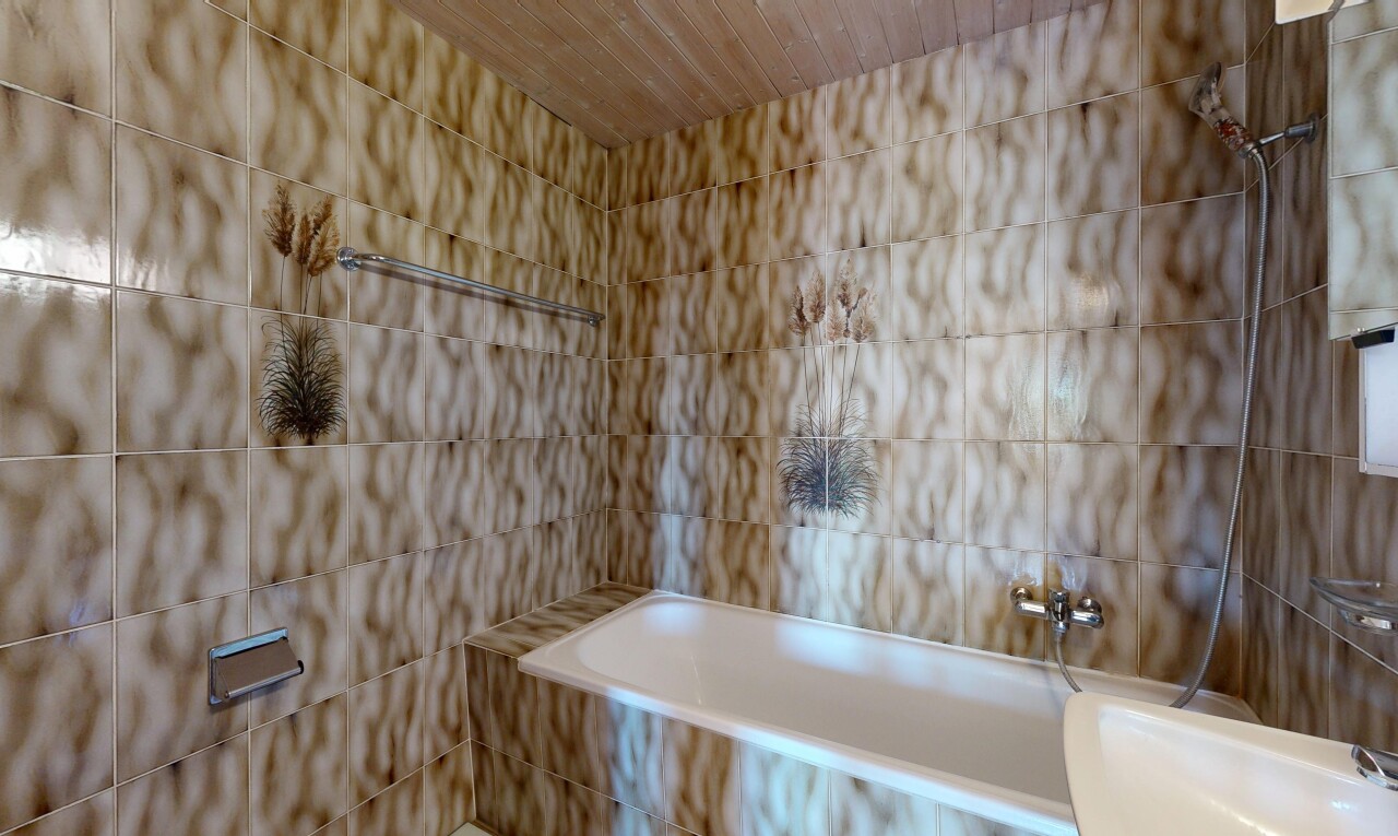 salle de bains avec salle de bain complète, bain, et inside property