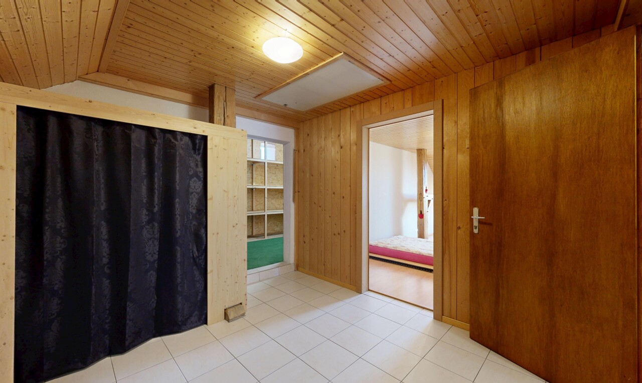 pièce vide avec plafond en bois, wood ceiling, inside property, lumière naturelle, et natural light