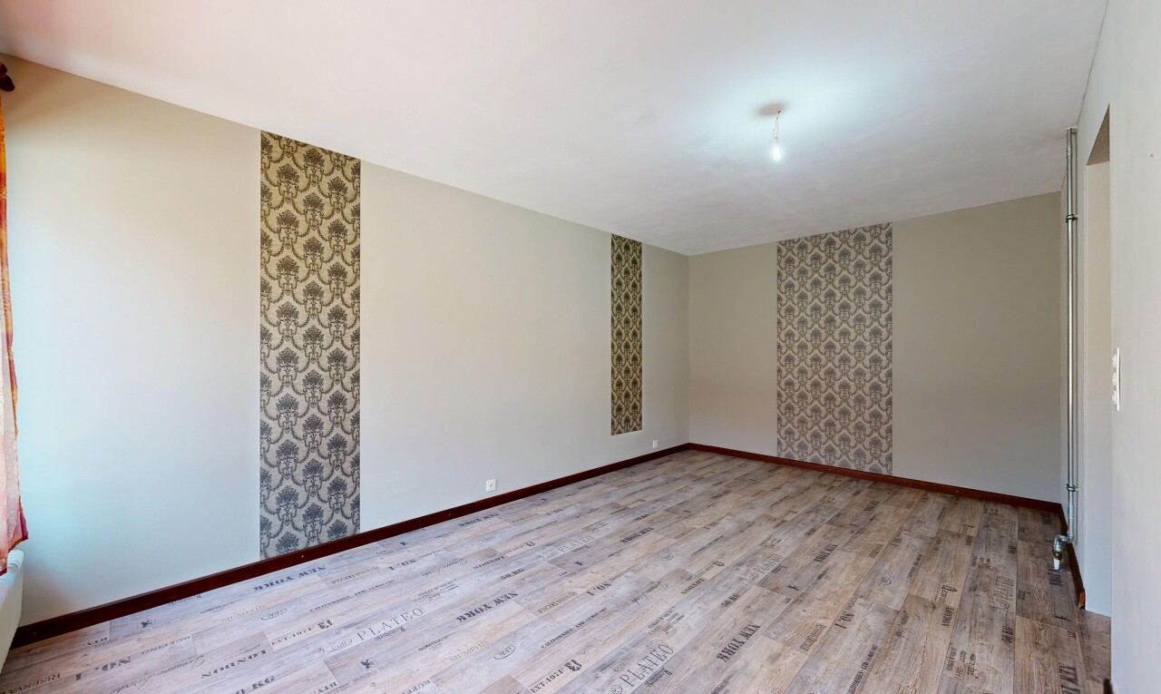 pièce vide avec inside property, sol en finition bois, wood finish floor, plinthes murales, et baseboards wall