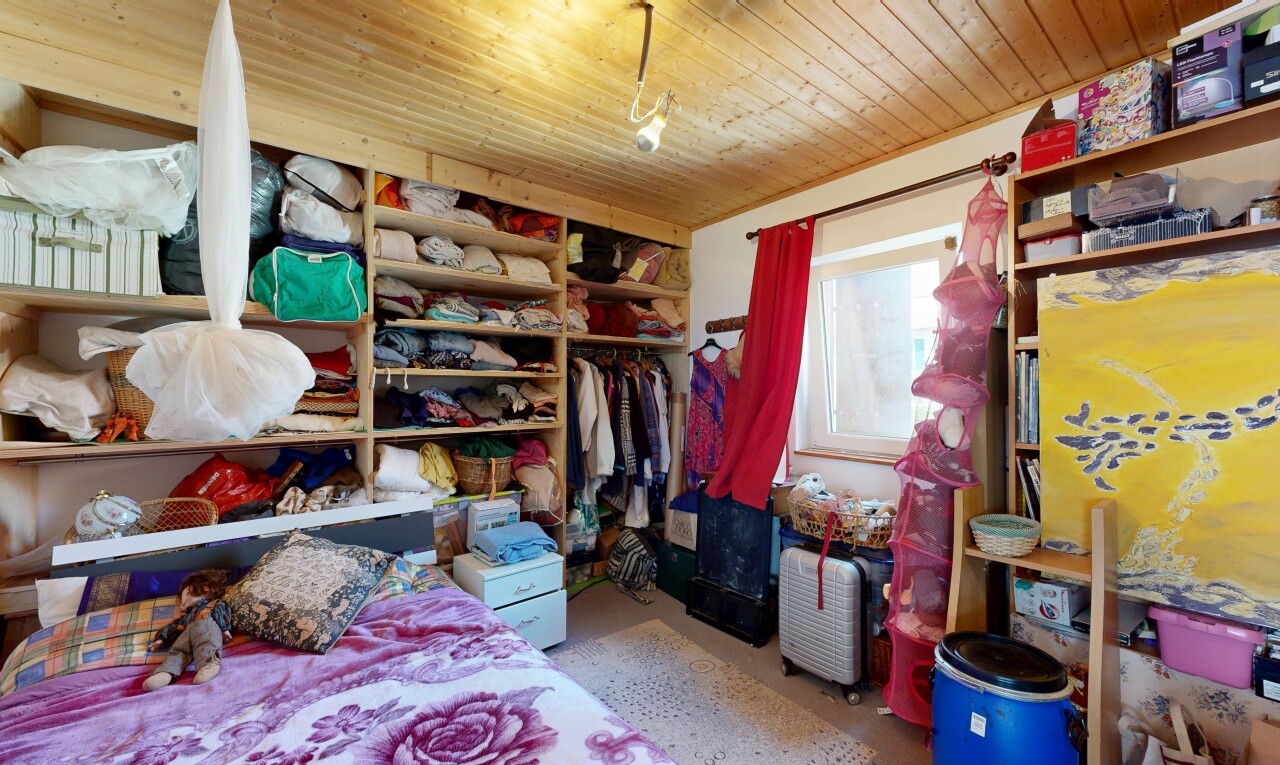 chambre avec plafond en bois, wood ceiling, lumière naturelle, natural light, et light floor