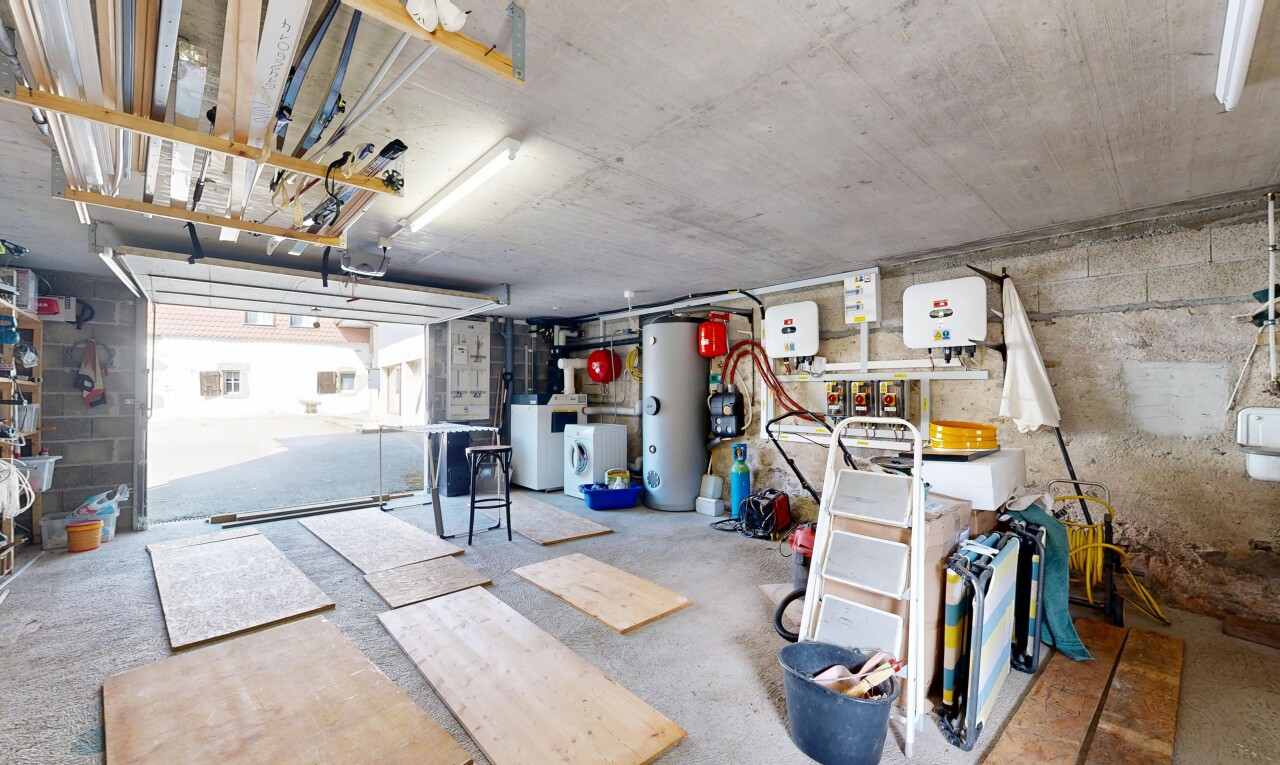 parking avec inside property, lave-linge et sèche-linge séparés, et chauffe-eau