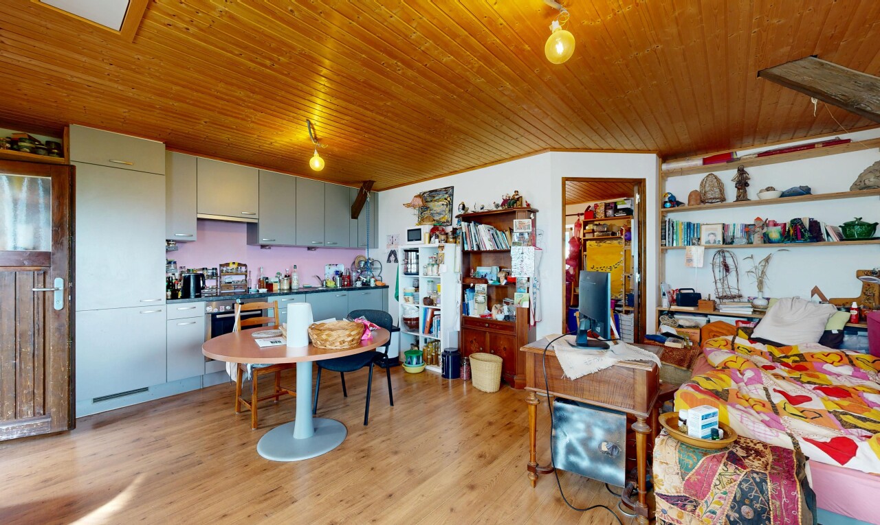 cuisine avec inside property, light floor, sol en finition bois, wood finish floor, et plafond en bois
