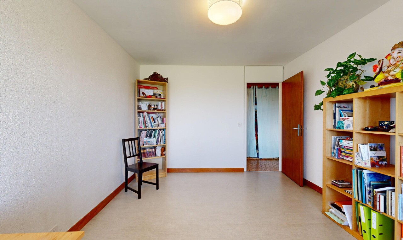 pièce vide avec inside property, cloison sèche, drywall, plinthes murales, et baseboards wall