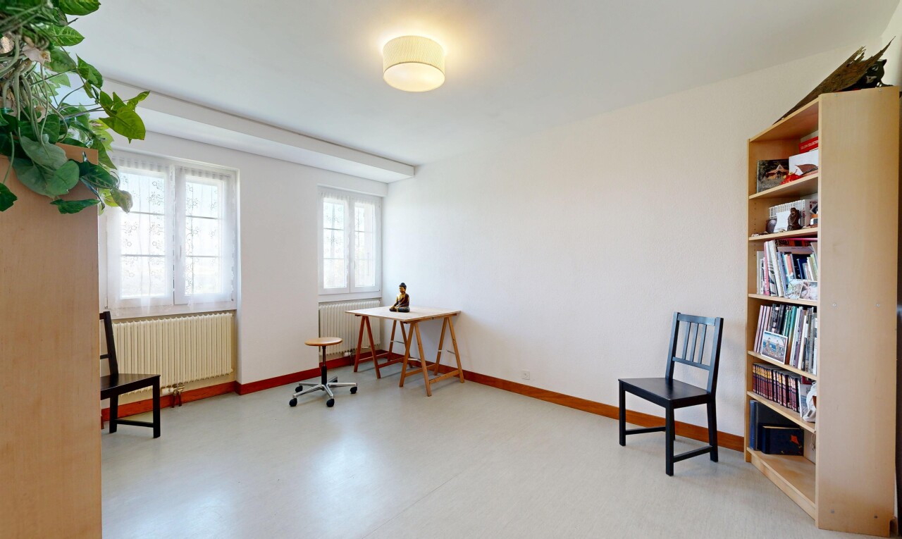 bureau avec radiateur, inside community, drywall, natural light, et lumière naturelle