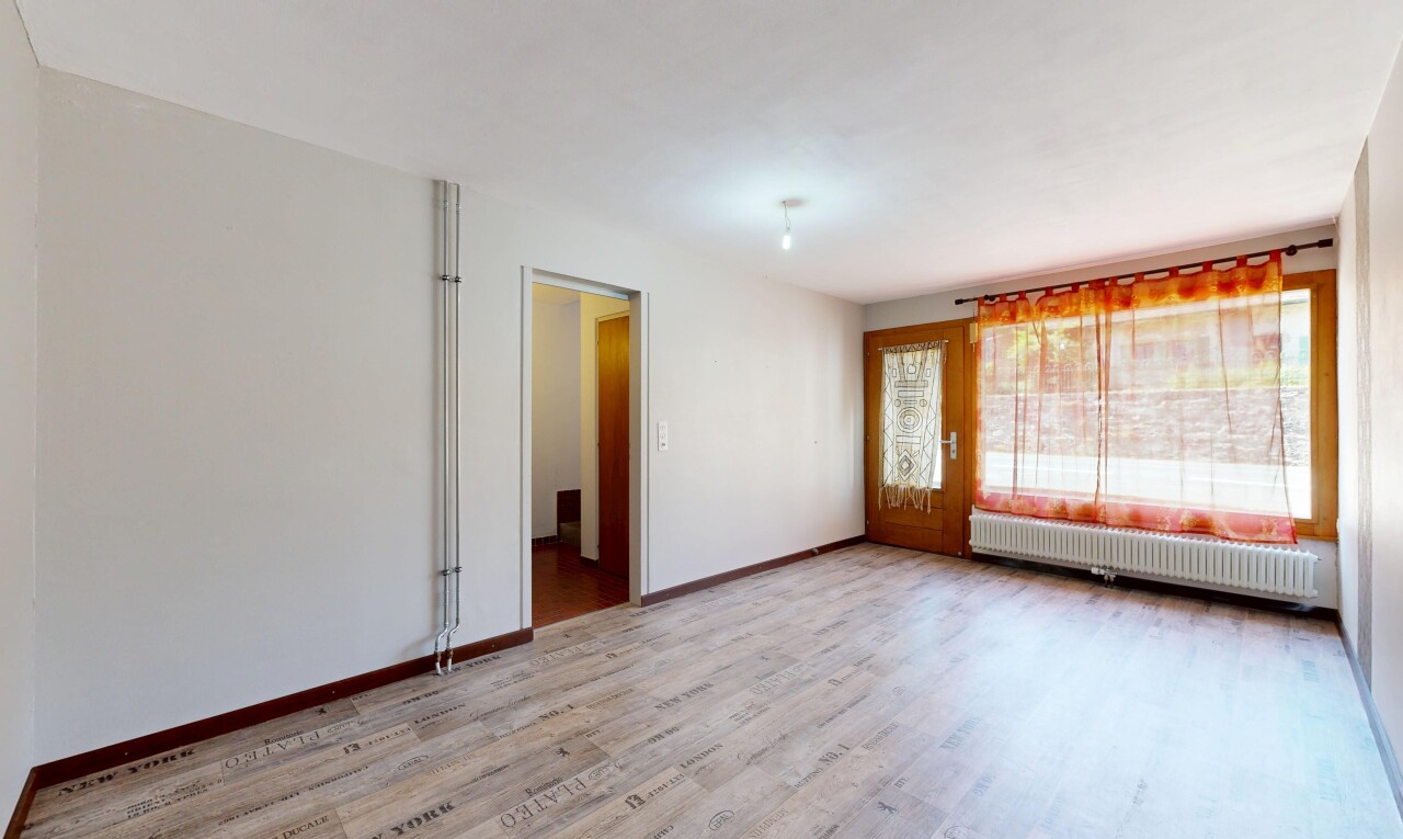 pièce vide avec drywall, cloison sèche, radiateur, wood finish floor, et sol en finition bois