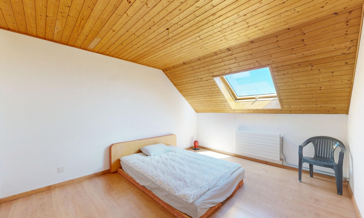 chambre avec puits de lumière, drywall, cloison sèche, vaulted ceiling, et plafond voûté