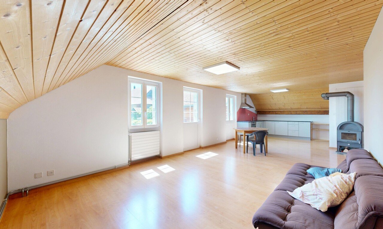 salon / salle à manger avec plafond voûté, vaulted ceiling, plafond en bois, wood ceiling, et inside property