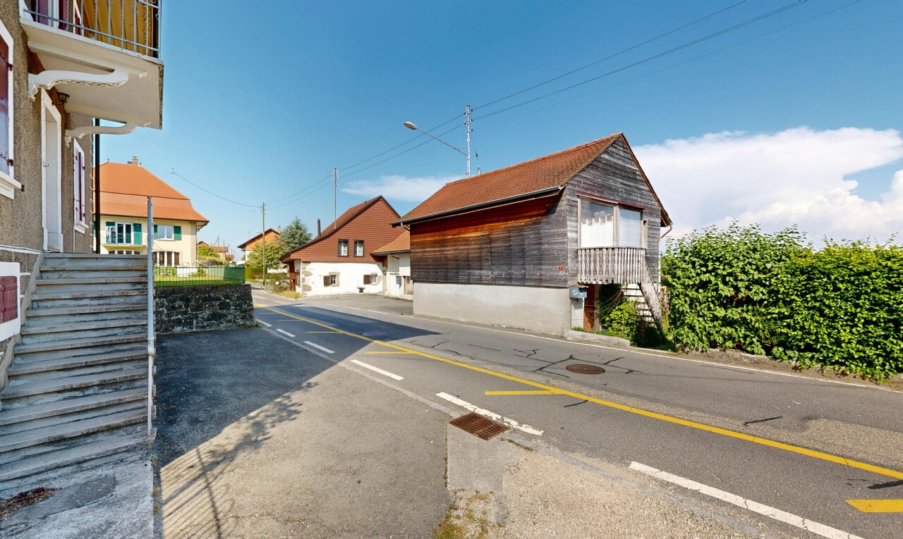 façade avec day time, power lines view, bardage horizontal, bardage en bois, et escaliers