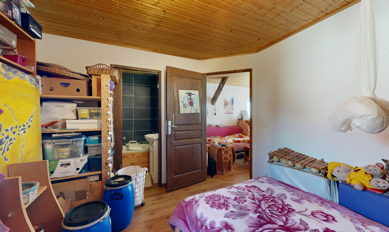 chambre avec inside property, sol en finition bois, wood finish floor, cloison sèche, et drywall