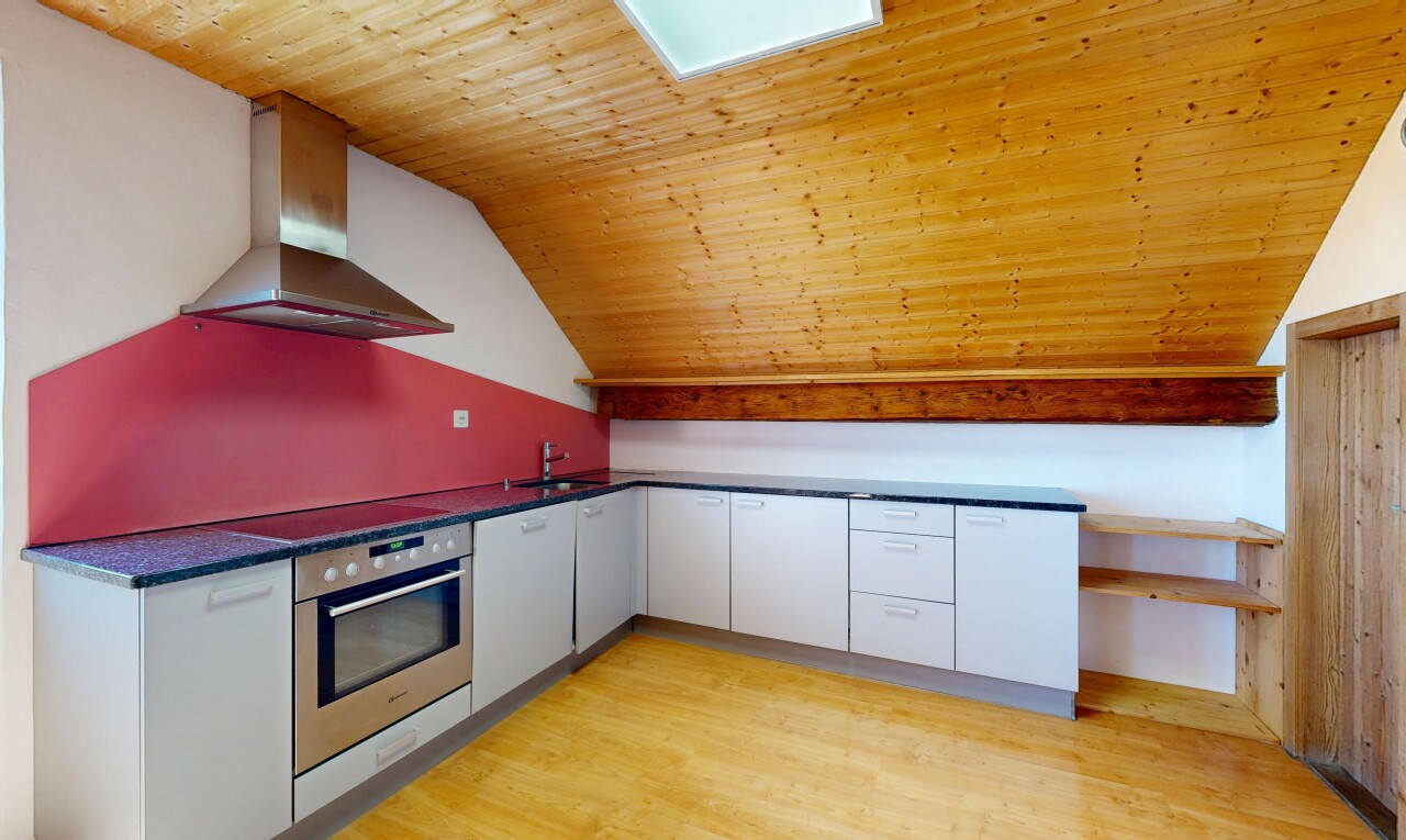 cuisine avec hotte, four, plans de travail, dark countertops, et plafond en bois