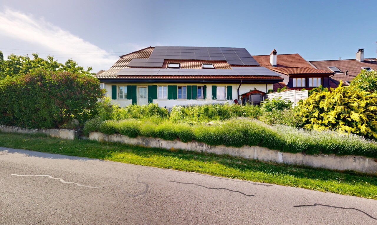 façade avec panneaux solaires, day time, property visible, et toit en tuiles
