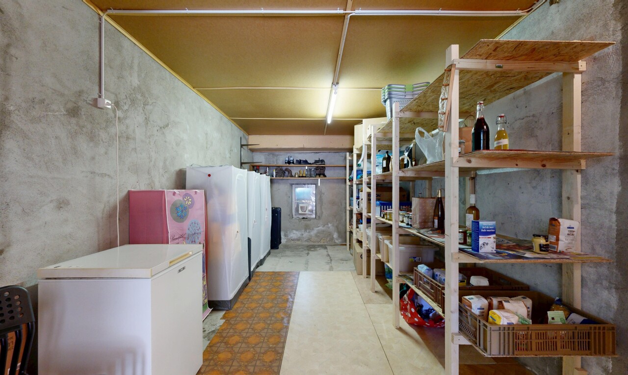 garde-manger avec chest freezer et sous-sol