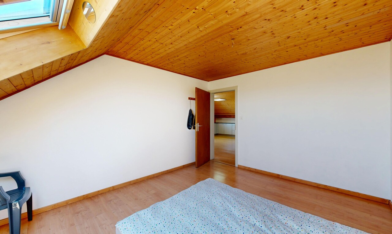 chambre avec plafond en bois, wood ceiling, sol en finition bois, wood finish floor, et light floor