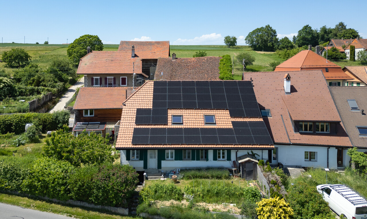 façade avec panneaux solaires, property visible, rural view, vue rurale, et toit en tuiles
