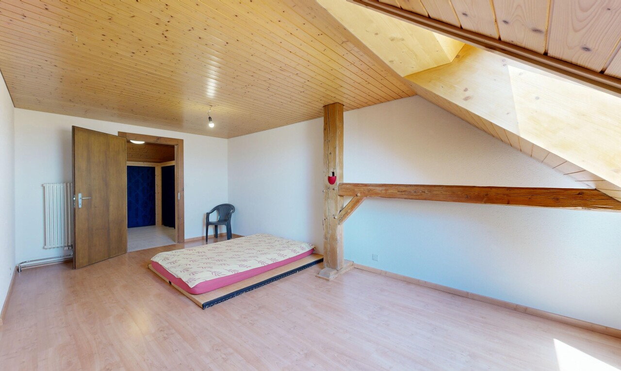 chambre avec wood ceiling, plafond en bois, wood finish floor, sol en finition bois, et drywall