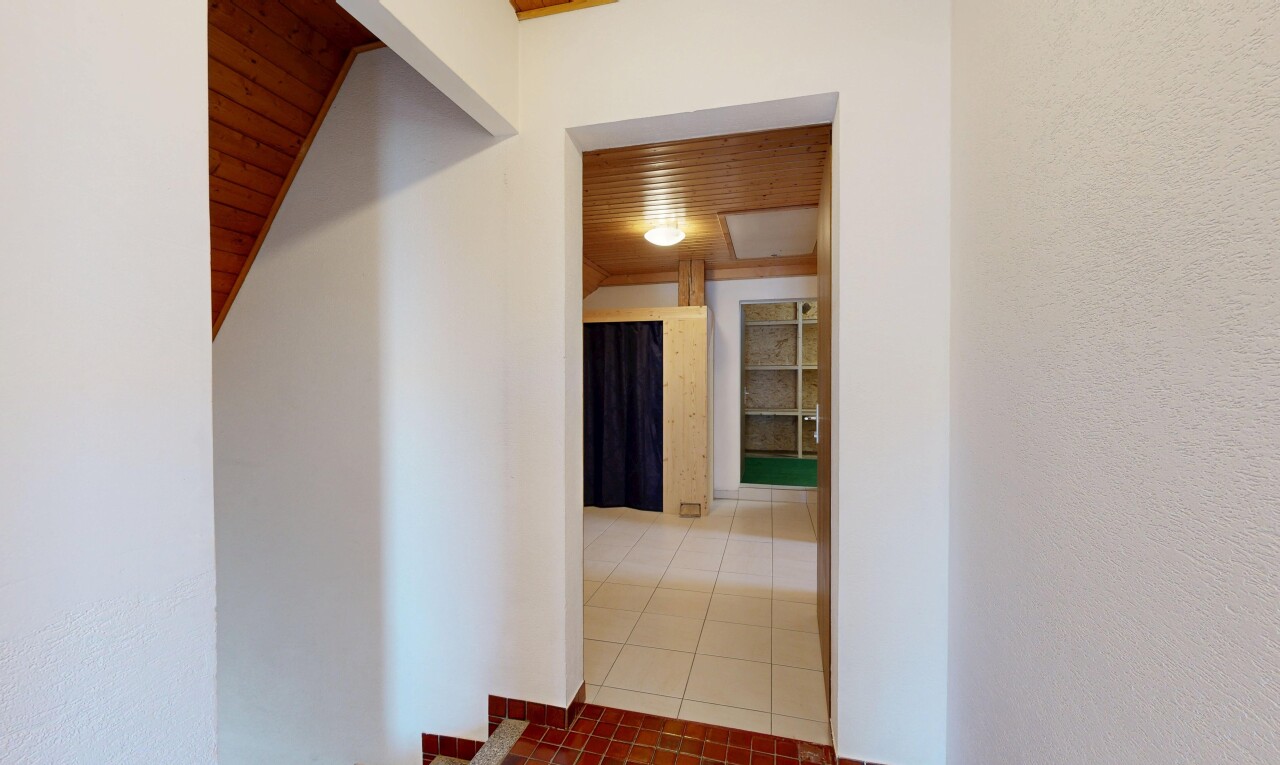 couloir avec plafond en bois, wood ceiling, sol en carrelage, tile floor, et inside property