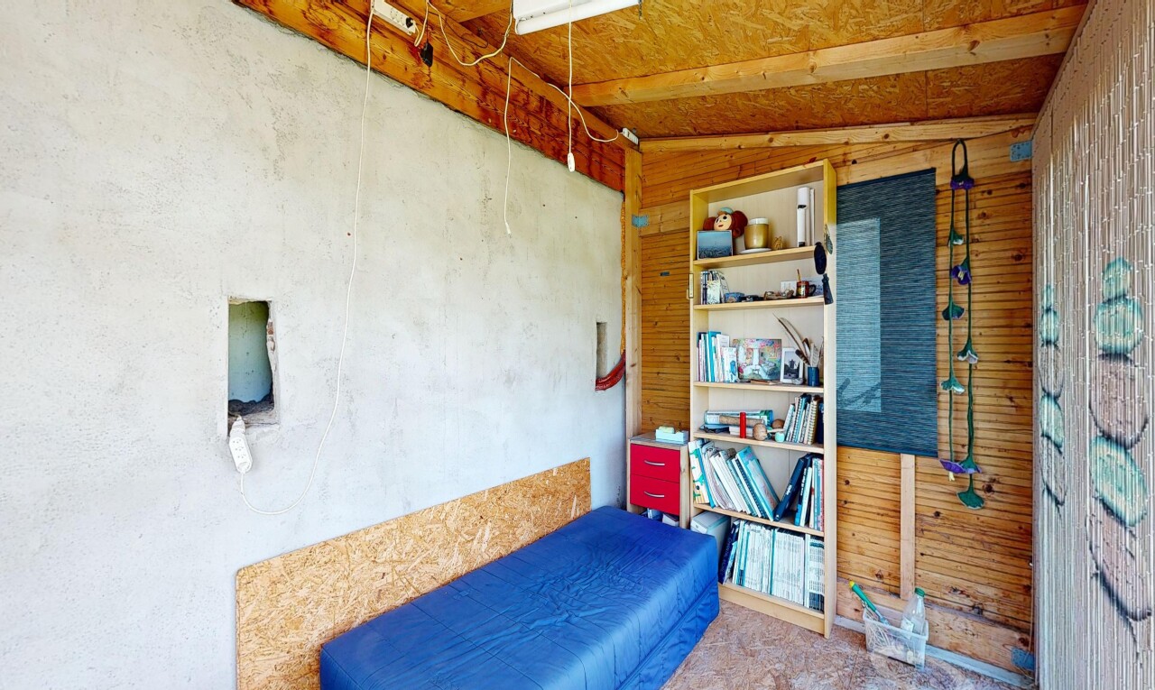 chambre avec plafond voûté, vaulted ceiling, inside property, mur en bois, et wood wall