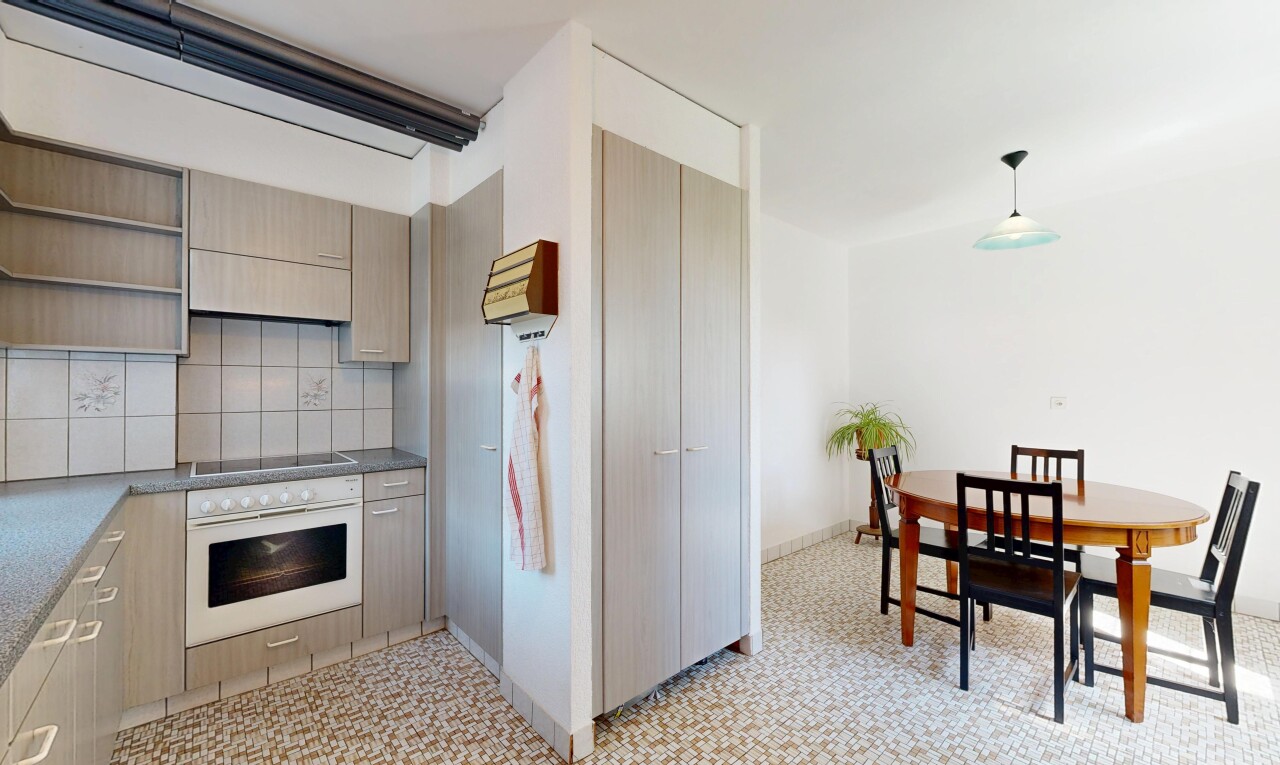 cuisine avec étagères ouvertes, open shelves, four, dosseret, et backsplash