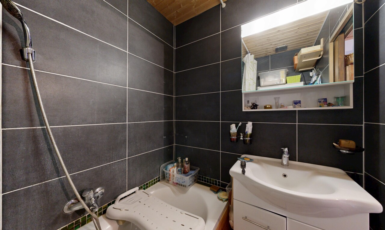 salle de bains avec tile wall, mur en carrelage, salle de bain complète, miroir, et lavabo (ou coiffeuse selon le contexte)
