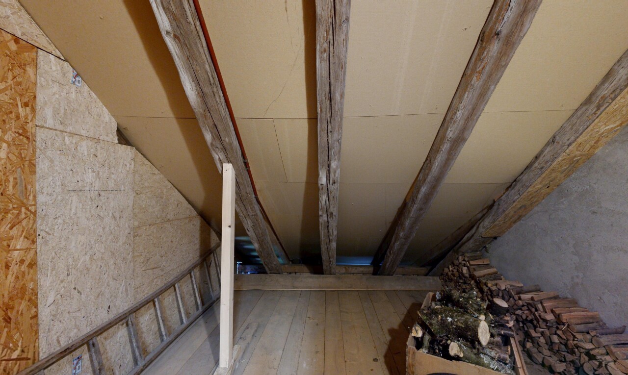 escaliers avec hardwood floor, wood finish floor, et sol en finition bois