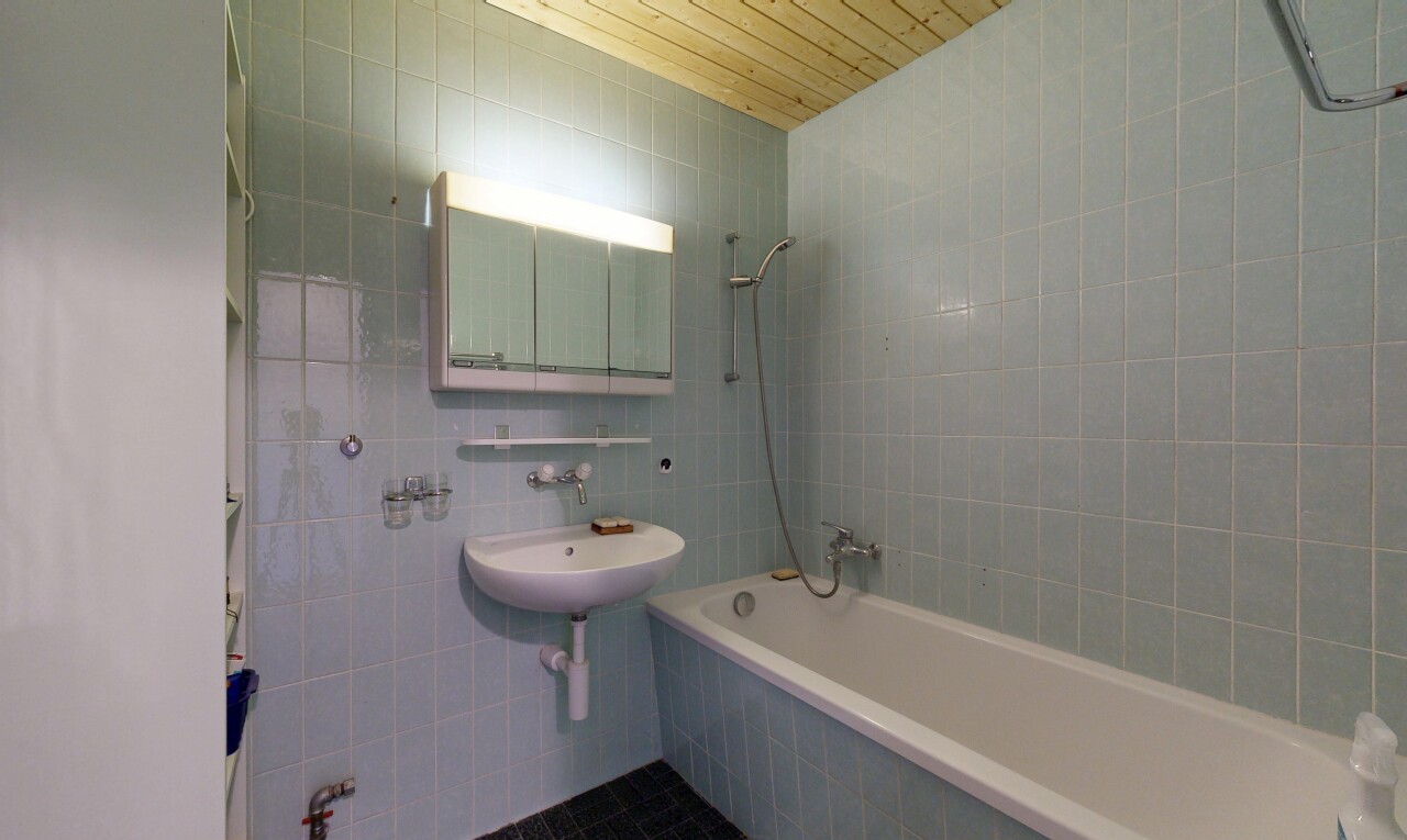 salle de bains avec mur en carrelage, tile wall, salle de bain complète, douche-bain combinés, et miroir